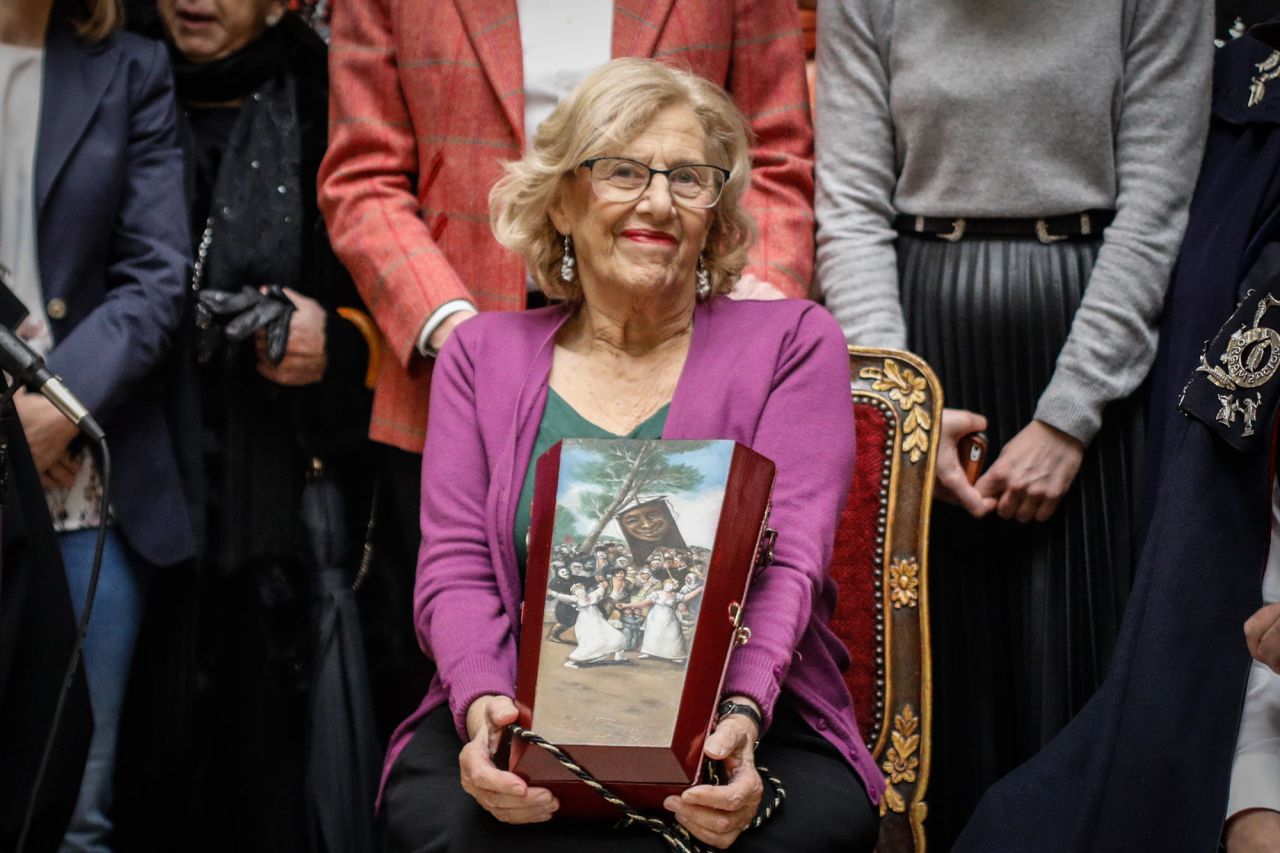 Como cada Miércoles de Ceniza la Alegre Cofradía del Entierro de la Sardina inicia su particular sepelio por las calles del Madrid de los Austrias y renueva los votos con la ciudad de Madrid reuniéndose con la alcaldesa.