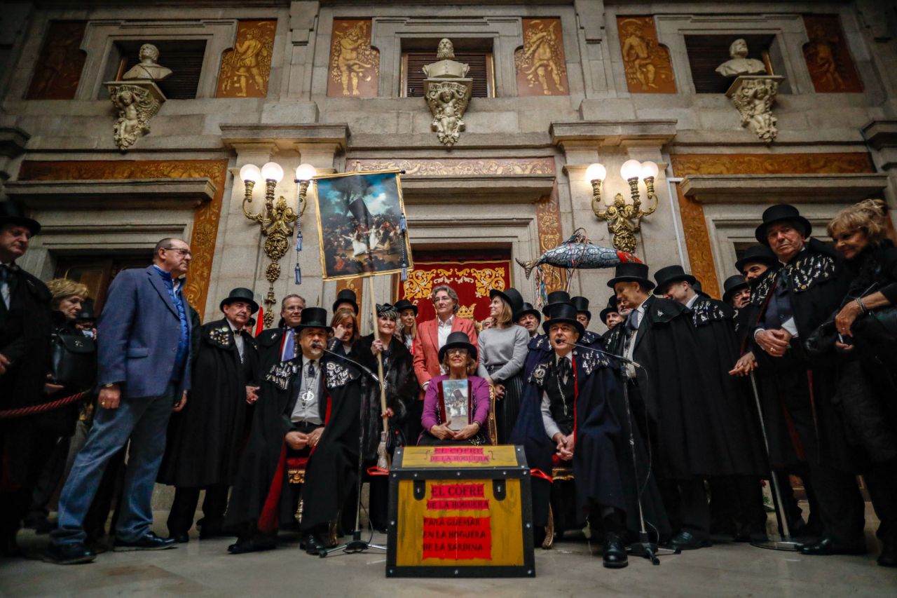 Como cada Miércoles de Ceniza la Alegre Cofradía del Entierro de la Sardina inicia su particular sepelio por las calles del Madrid de los Austrias y renueva los votos con la ciudad de Madrid reuniéndose con la alcaldesa.