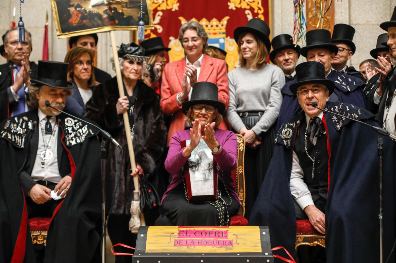 Como cada Miércoles de Ceniza la Alegre Cofradía del Entierro de la Sardina inicia su particular sepelio por las calles del Madrid de los Austrias y renueva los votos con la ciudad de Madrid reuniéndose con la alcaldesa.
