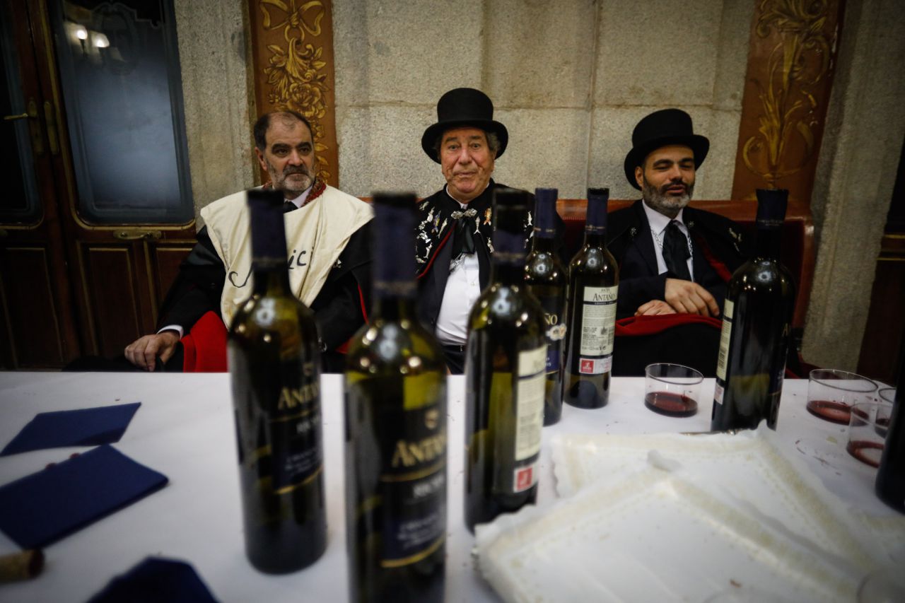 Como cada Miércoles de Ceniza la Alegre Cofradía del Entierro de la Sardina inicia su particular sepelio por las calles del Madrid de los Austrias y renueva los votos con la ciudad de Madrid reuniéndose con la alcaldesa.
