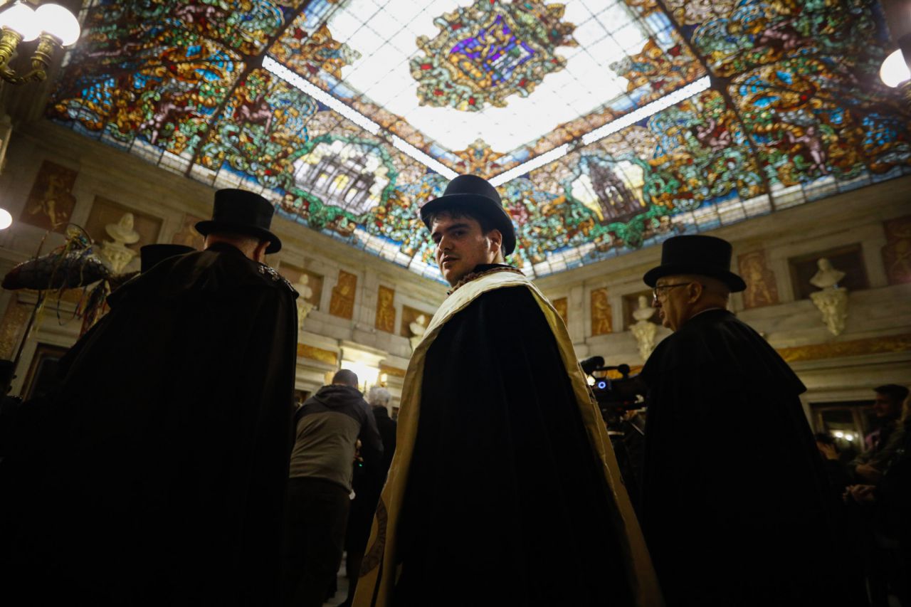 Como cada Miércoles de Ceniza la Alegre Cofradía del Entierro de la Sardina inicia su particular sepelio por las calles del Madrid de los Austrias y renueva los votos con la ciudad de Madrid reuniéndose con la alcaldesa.
