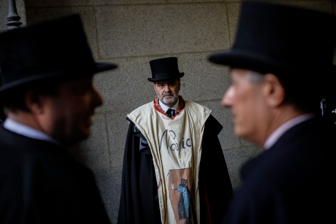 Como cada Miércoles de Ceniza la Alegre Cofradía del Entierro de la Sardina inicia su particular sepelio por las calles del Madrid de los Austrias y renueva los votos con la ciudad de Madrid reuniéndose con la alcaldesa.