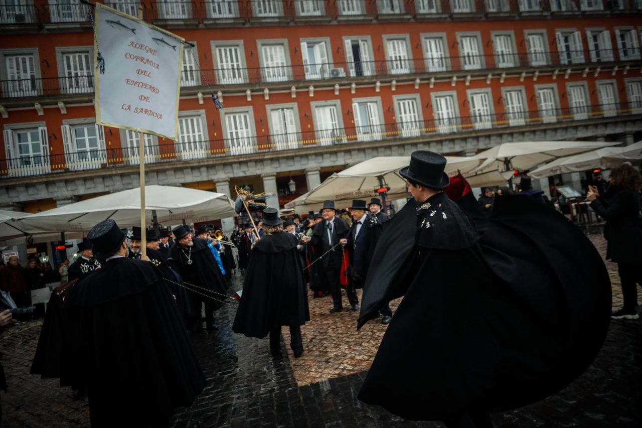 Como cada Miércoles de Ceniza la Alegre Cofradía del Entierro de la Sardina inicia su particular sepelio por las calles del Madrid de los Austrias y renueva los votos con la ciudad de Madrid reuniéndose con la alcaldesa.