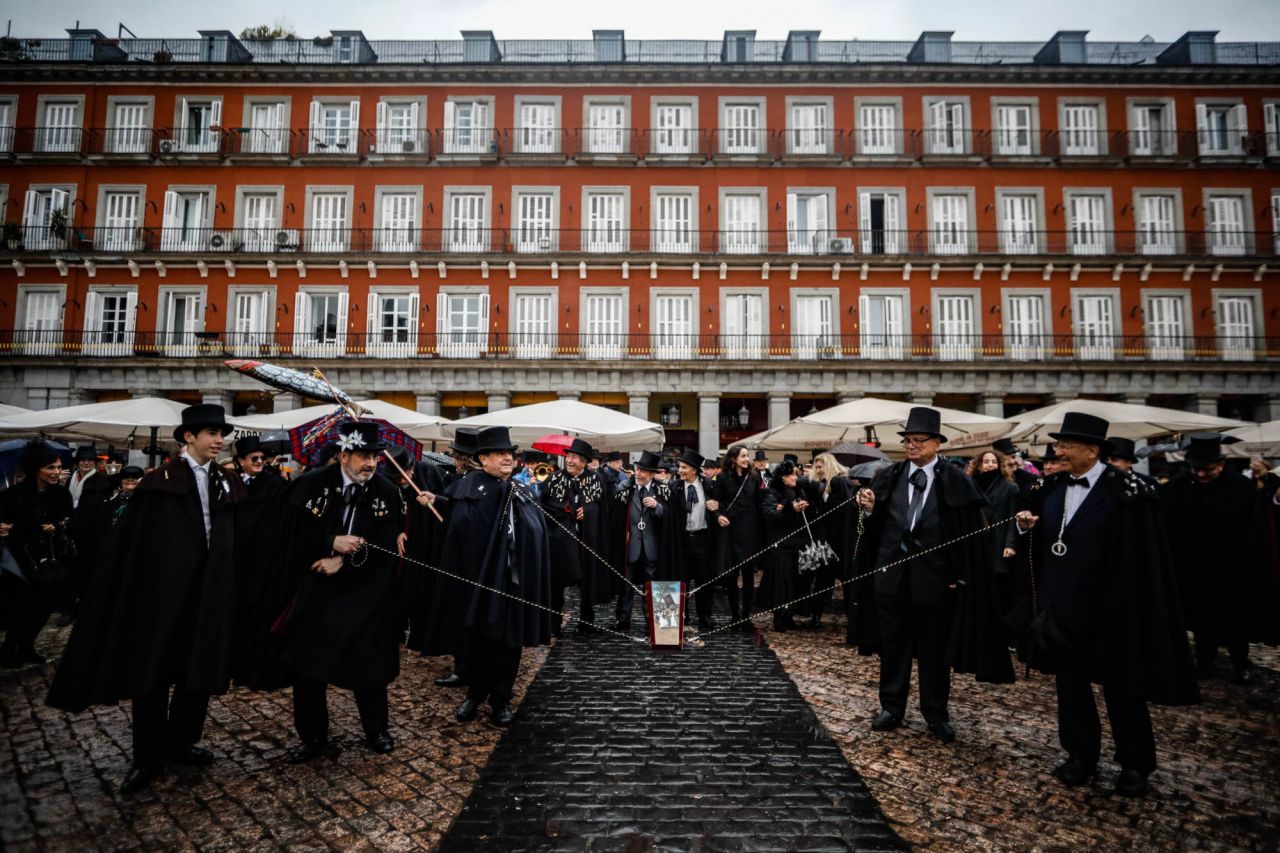 Como cada Miércoles de Ceniza la Alegre Cofradía del Entierro de la Sardina inicia su particular sepelio por las calles del Madrid de los Austrias y renueva los votos con la ciudad de Madrid reuniéndose con la alcaldesa.