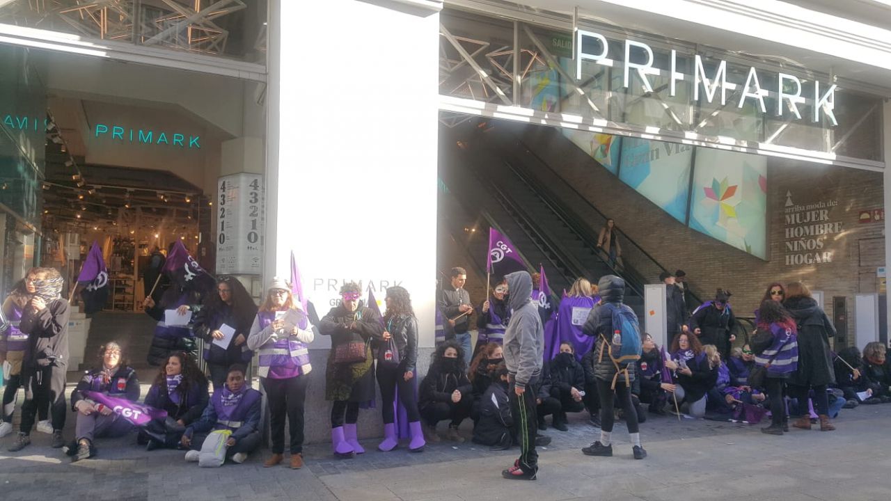 Piquetes informativos en la puerta del Primark de Gran Vía. 