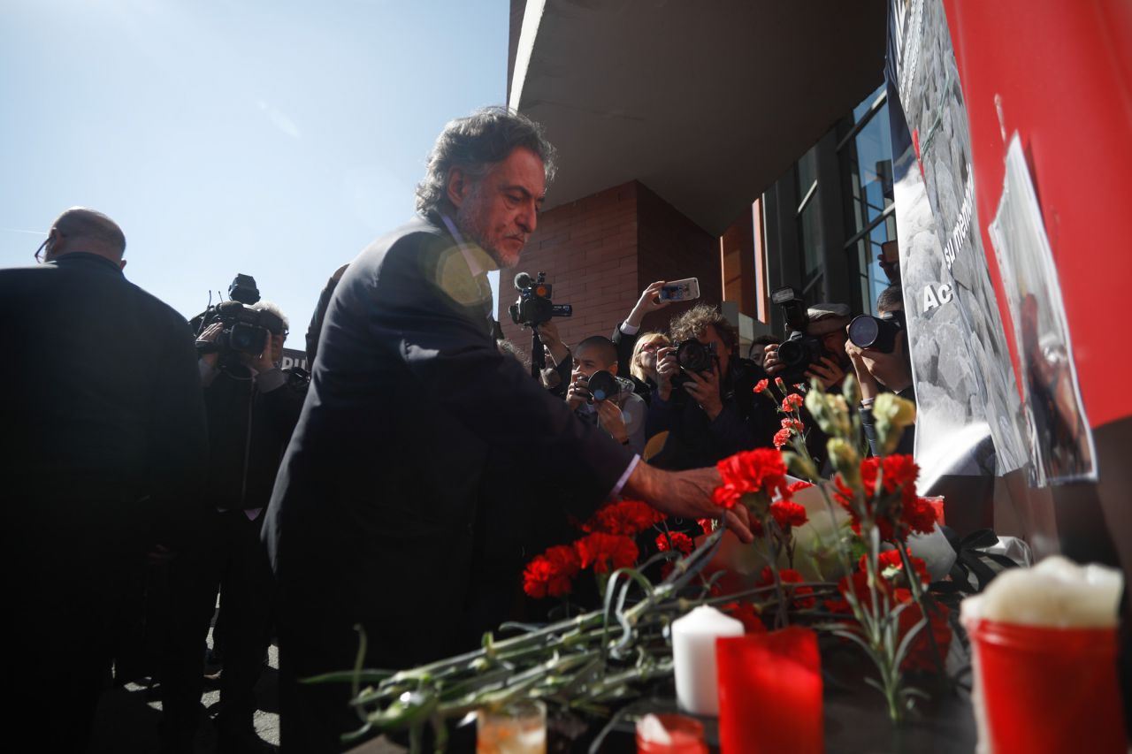 Pepu Hernández, ccandidato del PSOE a la alcaldía de Madrid, ha asistido a la ofrenda floral en la estación de Atocha por las víctimas de los atentados del 11M.