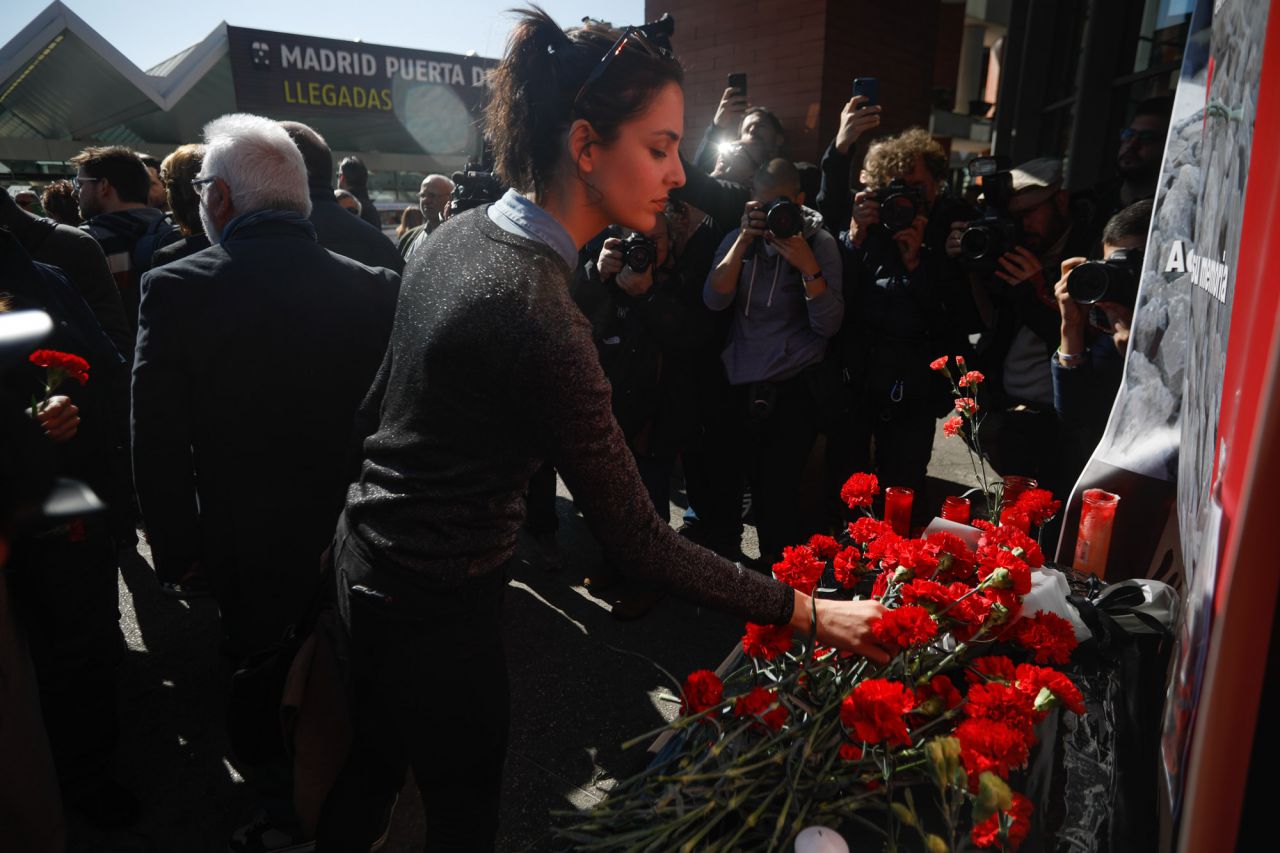 Rita Maestre ha asistido a la ofrenda floral en la estación de Atocha por las víctimas de los atentados del 11M.