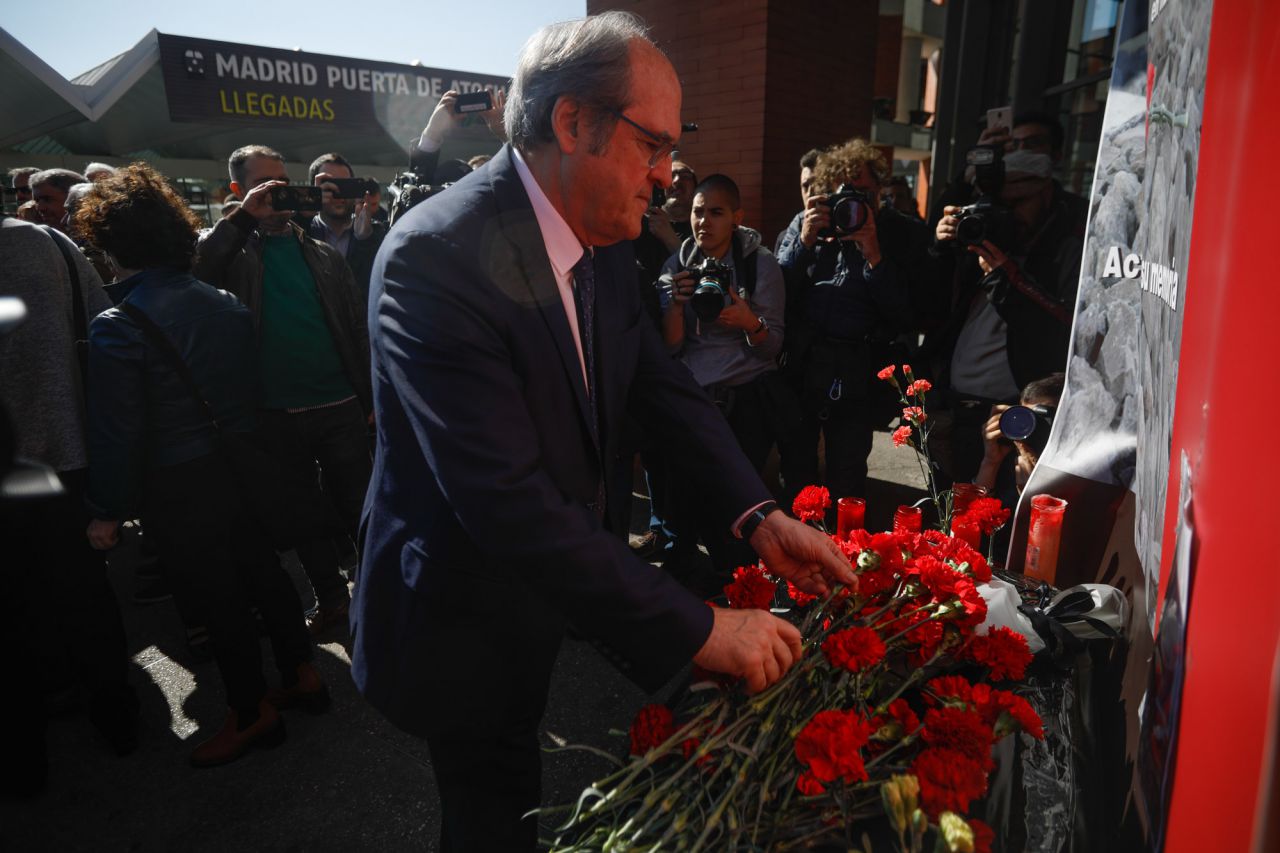 Angel Gabilondo, candidato a la presidencia de la Comunidad de Madrid por el PSOE, ha asistido a la ofrenda floral en la estación de Atocha por las víctimas de los atentados del 11M.
