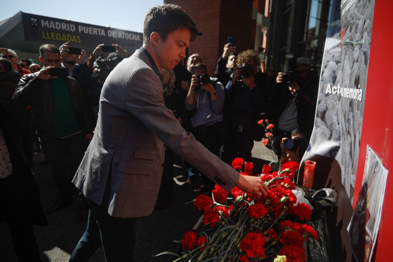 Íñigo Errejón, candidato por Más Madrid a la presidencia de la Comunidad de Madrid, ha asistido a la ofrenda floral en la estación de Atocha por las víctimas de los atentados del 11M.