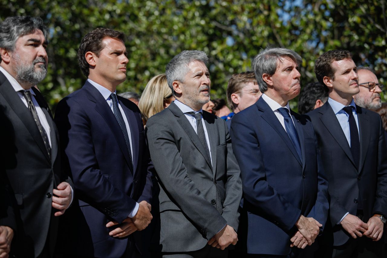 El delegado del Gobierno en la Comunidad de Madrid, José Manuel Rodriguez Uribes, junto al ministro del Interior, Fernando Grande-Marlaska, el presidente de la Comunidad de Madrid, Angel Garrido y el presidente del PP, Pablo Casado; en el acto convocado por la Asociación de Víctimas del Terrorismo, en el Bosque del Recuerdo. 