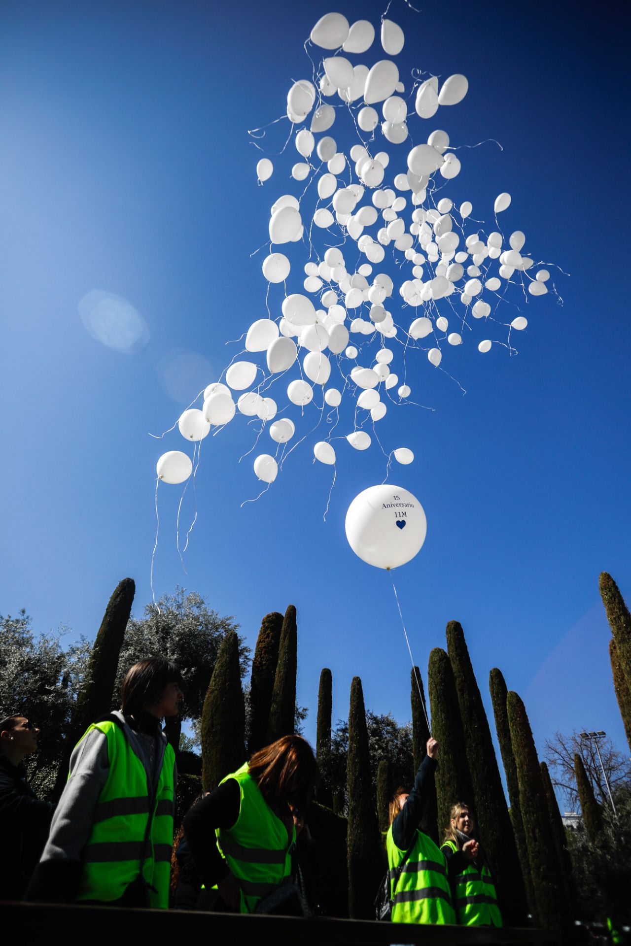 Lanzamiento de 192 globos como recuerdo de las víctimas del atentado en el acto, convocado por la Asociación de Víctimas del Terrorismo, en el Bosque del Recuerdo.