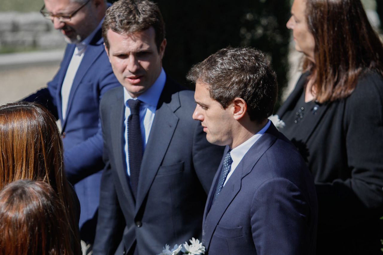 El presidente del PP, Pablo Casado, y el presidente de Ciudadanos, Albert Rivera, participan en el acto, convocado por la Asociación de Víctimas del Terrorismo, en el Bosque del Recuerdo.