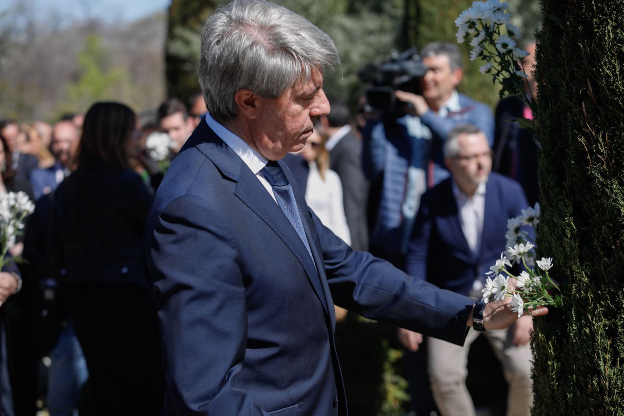 El presidente de la Comunidad de Madrid, Angel Garrido, en el acto, convocado por la Asociación de Víctimas del Terrorismo, en el Bosque del Recuerdo.