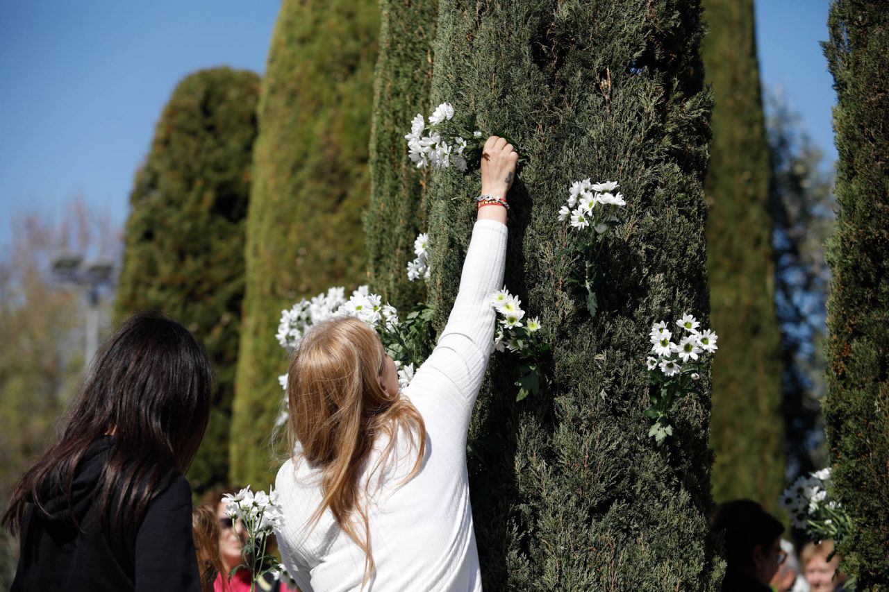 Acto, convocado por la Asociación de Víctimas del Terrorismo, en el Bosque del Recuerdo.