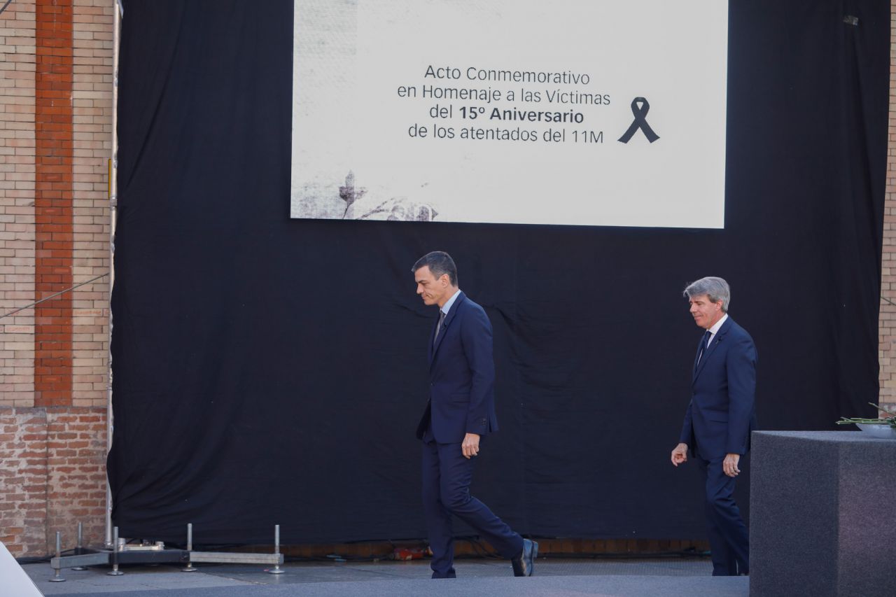 El presidente del Gobierno, Pedro Sánchez,el ministro del Interior, Fernando Grande-Marlaska, el presidente regional, Angel Garrdio, la alcaldesa de Madrid, Manuela Carmena, y el delegado del Gobierno en la Comunidad de Madrid, Rodríguez Uribes, acuden al homenaje convocado por el Gobierno nacional en recuerdo de las víctimas del 11M que reunirá a representantes de las distintas asociaciones de afectados.