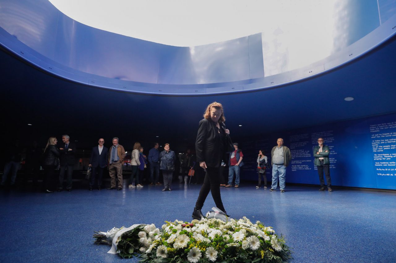 La expresidenta del asociación de Víctimas del 11M, Pilar Manjón, visita la ofrenda floral.