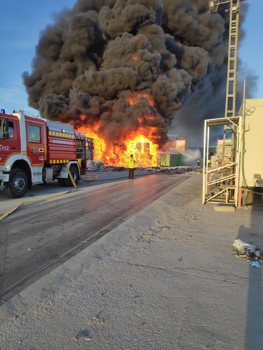 Incendio en una fábrica de reciclaje en Alcorcón.