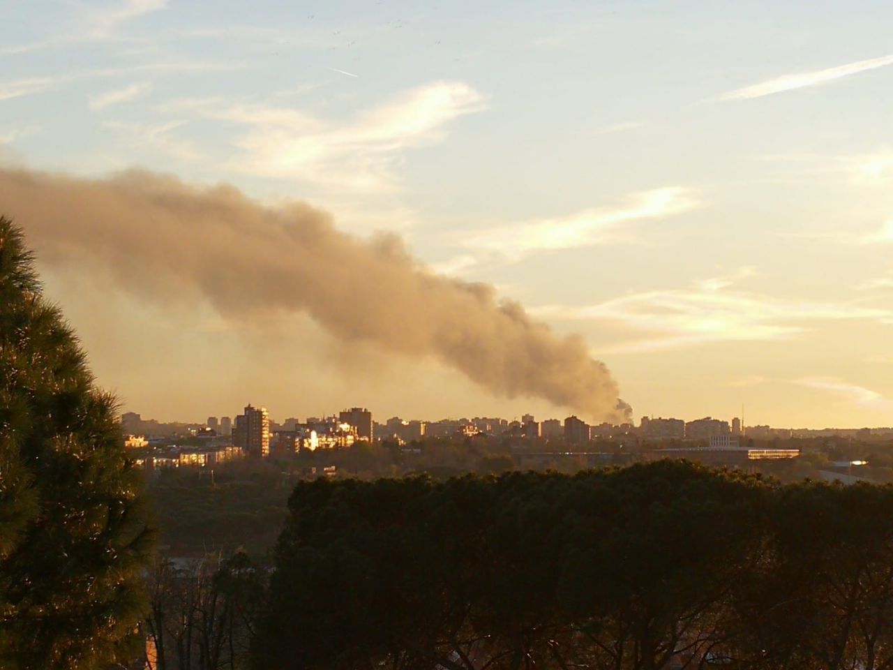 El humo puede verse desde el Templo de Debod. 