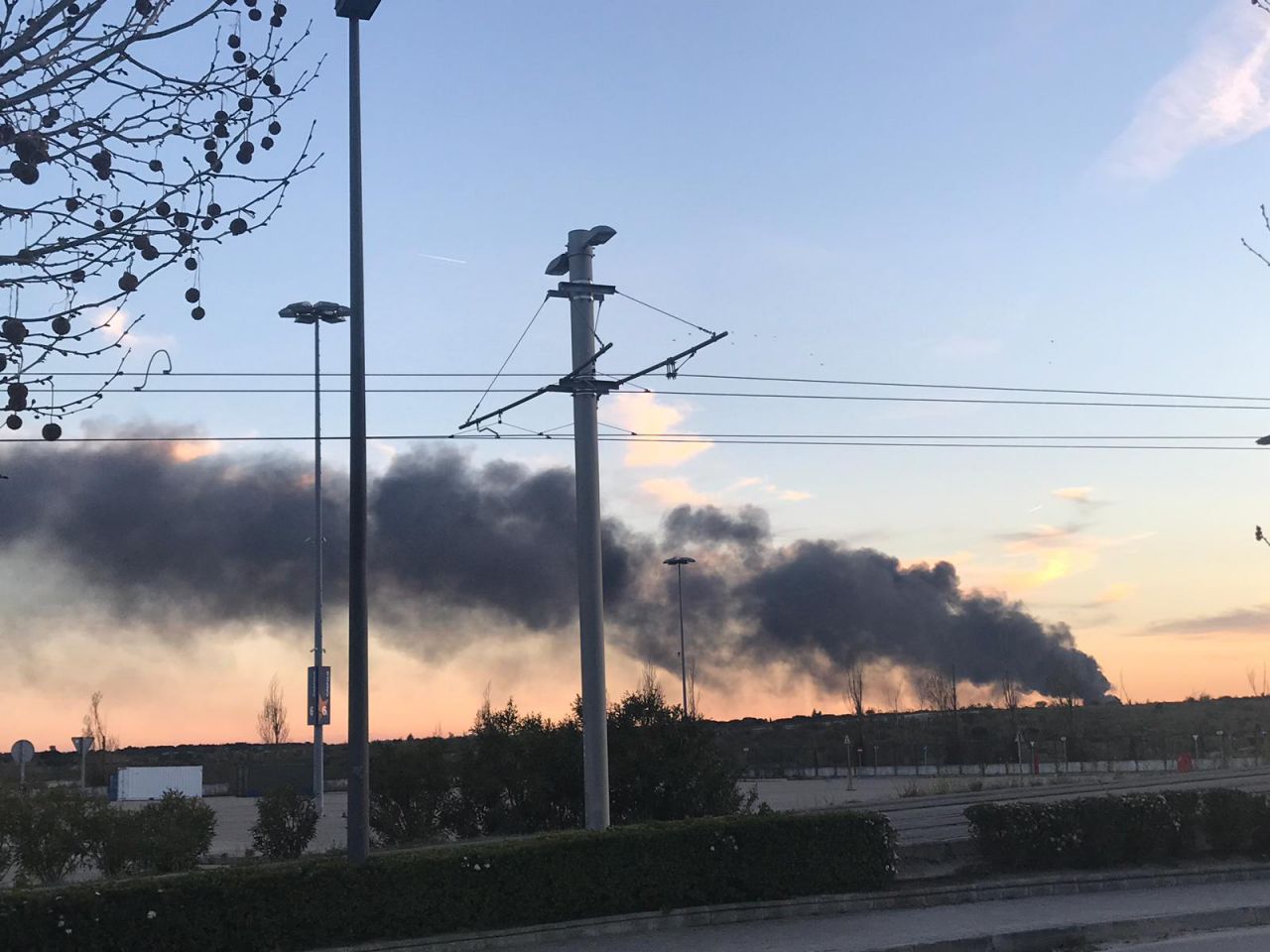 La columna de humo, visible en Ciudad de la Imagen. 