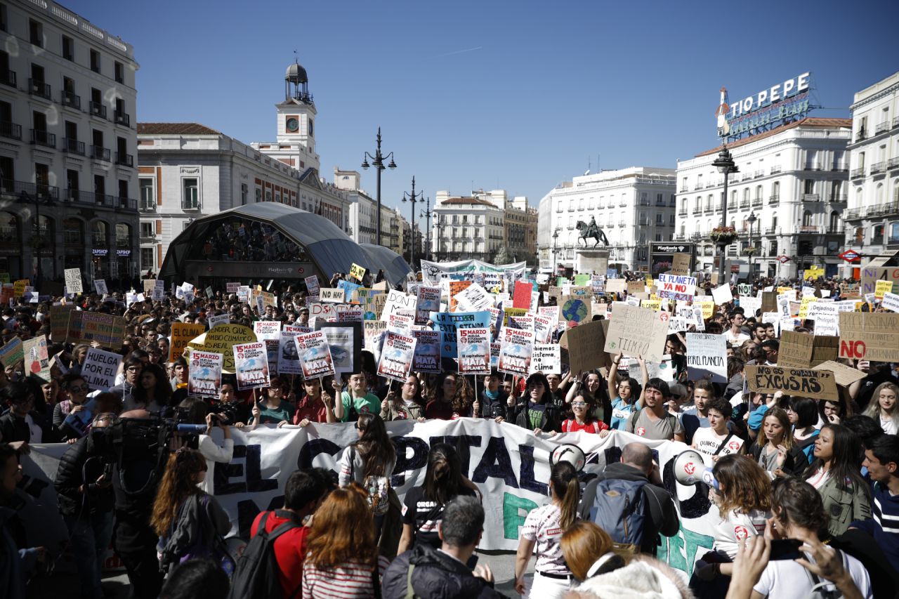 Cientos de jóvenes se han concentrado en la madrileña Puerta del Sol en la protesta convocada en la capital para sumarse la huelga mundial estudiantil por el cambio climático. 