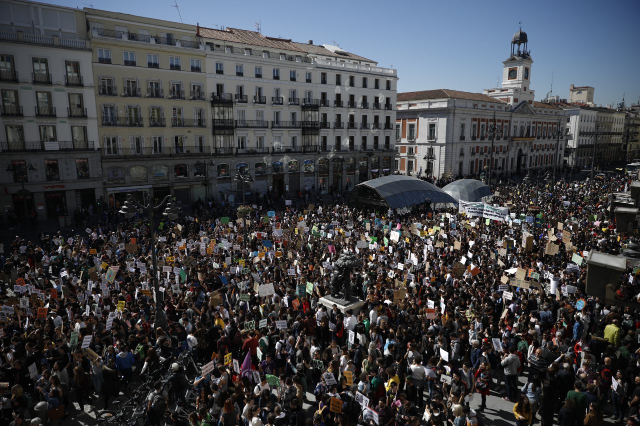 Cientos de jóvenes se han concentrado en la madrileña Puerta del Sol en la protesta convocada en la capital para sumarse la huelga mundial estudiantil por el cambio climático. 