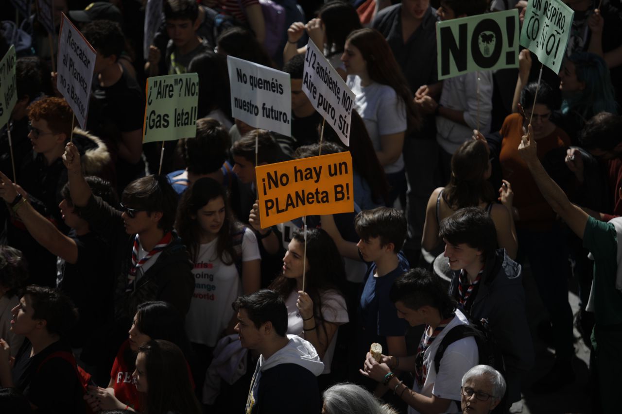 Cientos de jóvenes se han concentrado en la madrileña Puerta del Sol en la protesta convocada en la capital para sumarse la huelga mundial estudiantil por el cambio climático. 