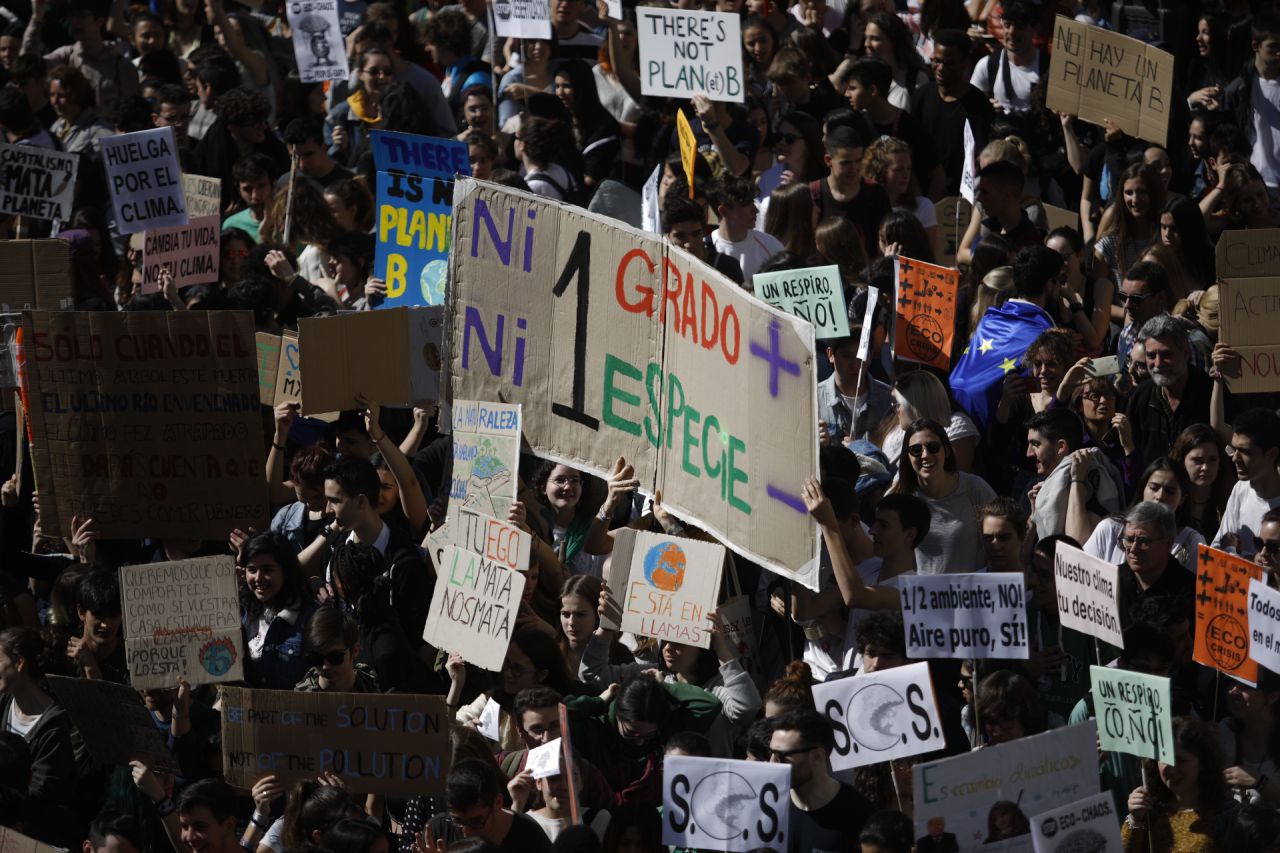Cientos de jóvenes se han concentrado en la madrileña Puerta del Sol en la protesta convocada en la capital para sumarse la huelga mundial estudiantil por el cambio climático. 