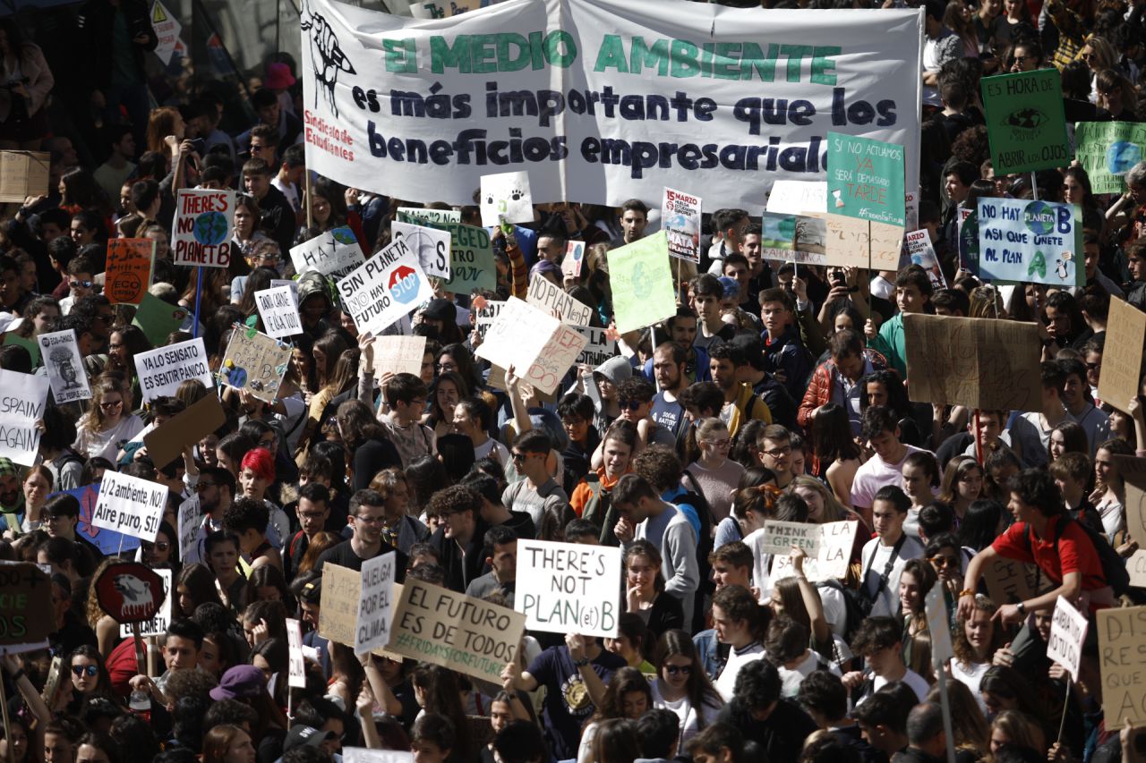 Cientos de jóvenes se han concentrado en la madrileña Puerta del Sol en la protesta convocada en la capital para sumarse la huelga mundial estudiantil por el cambio climático. 