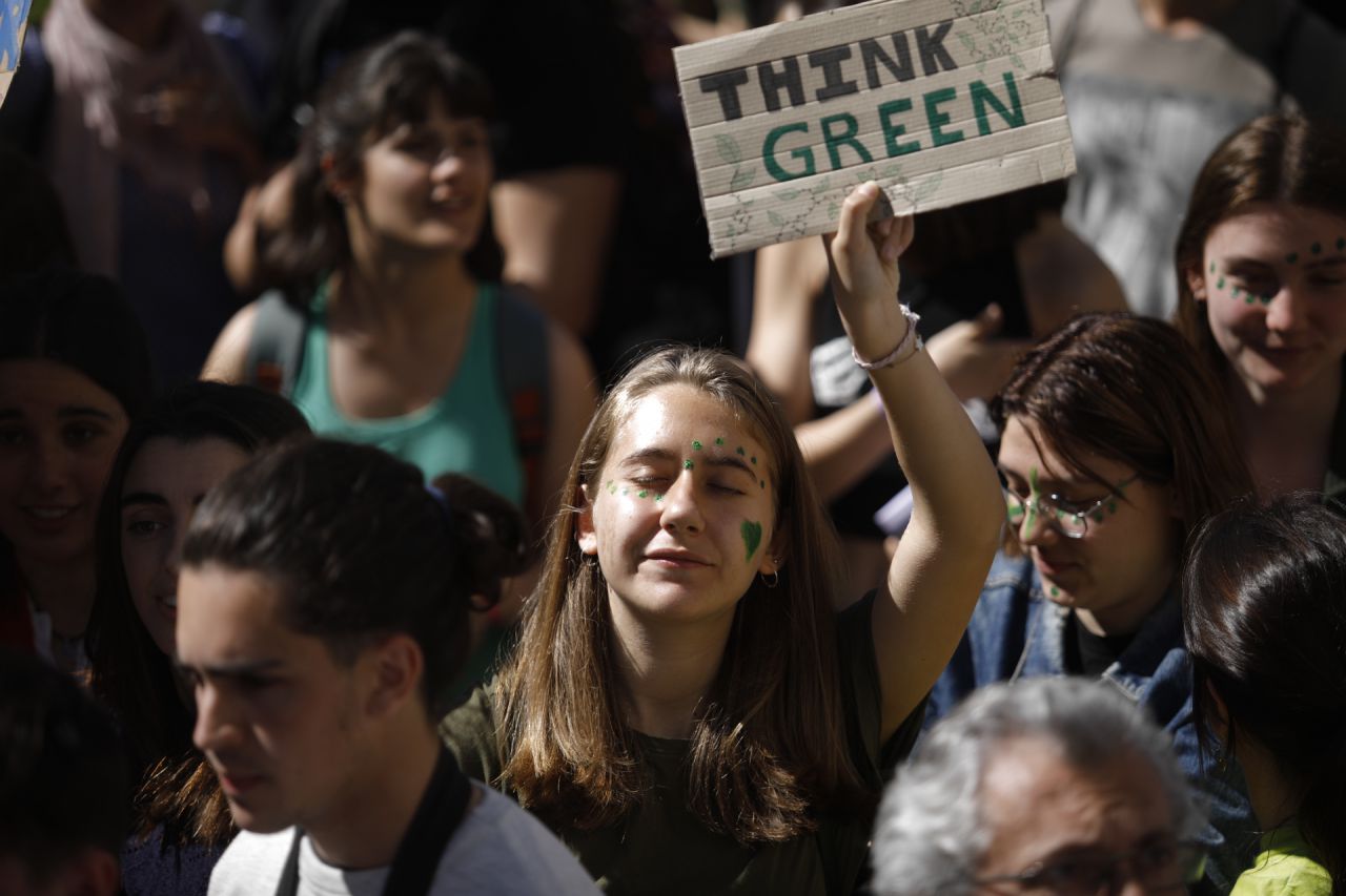 Cientos de jóvenes se han concentrado en la madrileña Puerta del Sol en la protesta convocada en la capital para sumarse la huelga mundial estudiantil por el cambio climático. 