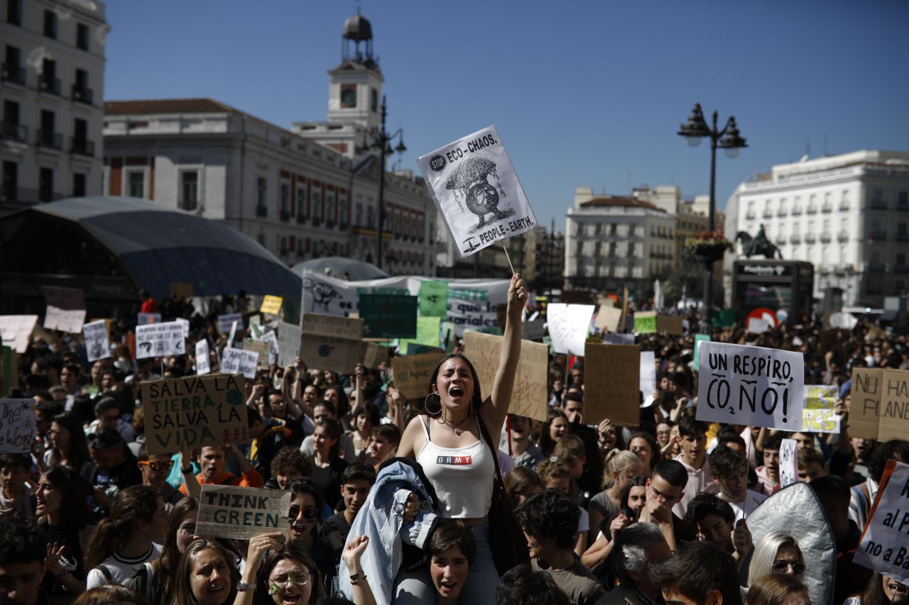 Cientos de jóvenes se han concentrado en la madrileña Puerta del Sol en la protesta convocada en la capital para sumarse la huelga mundial estudiantil por el cambio climático. 