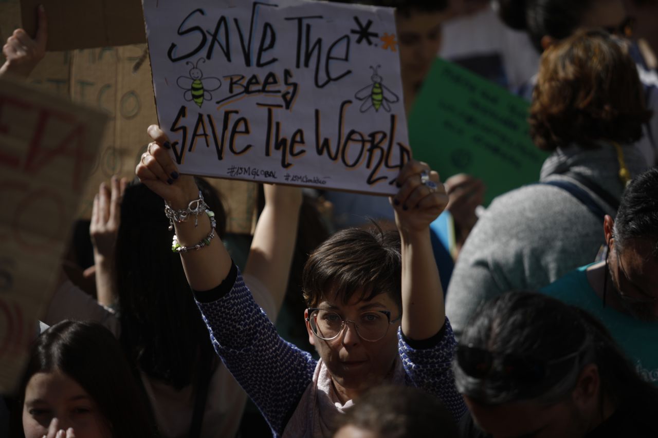 Cientos de jóvenes se han concentrado en la madrileña Puerta del Sol en la protesta convocada en la capital para sumarse la huelga mundial estudiantil por el cambio climático. 
