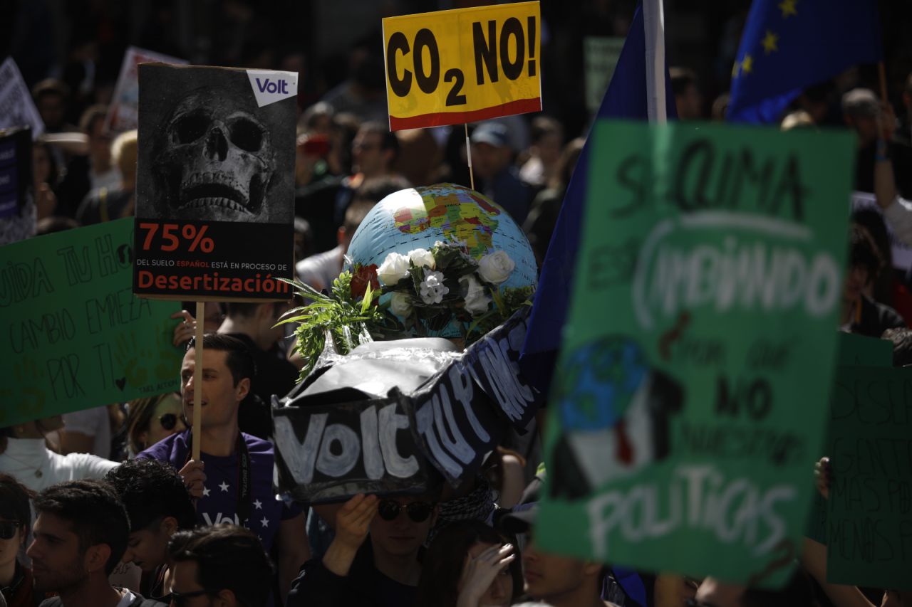 Cientos de jóvenes se han concentrado en la madrileña Puerta del Sol en la protesta convocada en la capital para sumarse la huelga mundial estudiantil por el cambio climático. 