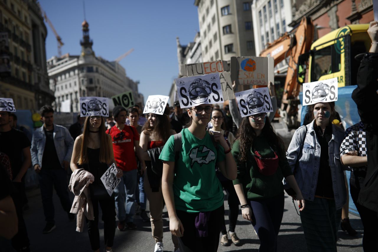 Cientos de jóvenes se han concentrado en la madrileña Puerta del Sol en la protesta convocada en la capital para sumarse la huelga mundial estudiantil por el cambio climático. 