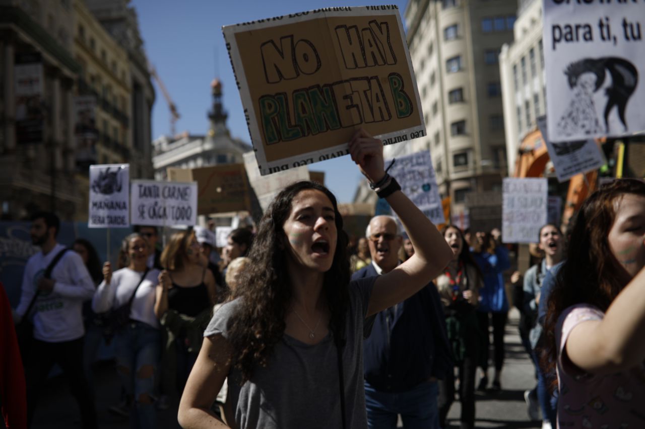 Cientos de jóvenes se han concentrado en la madrileña Puerta del Sol en la protesta convocada en la capital para sumarse la huelga mundial estudiantil por el cambio climático. 