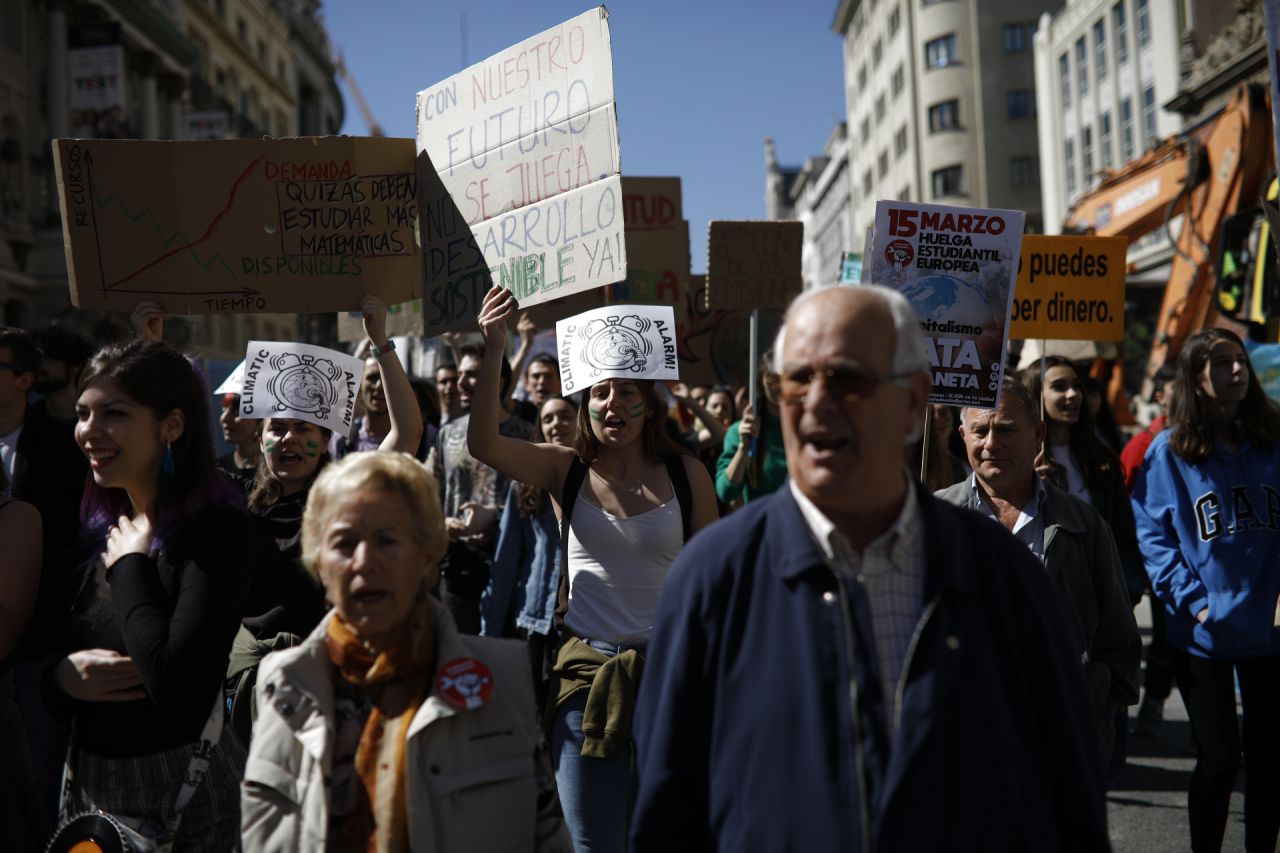 Cientos de jóvenes se han concentrado en la madrileña Puerta del Sol en la protesta convocada en la capital para sumarse la huelga mundial estudiantil por el cambio climático. 