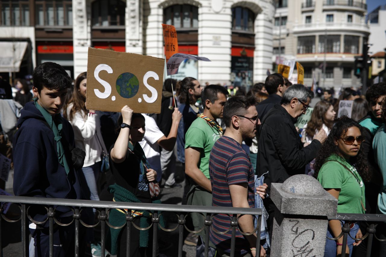 Cientos de jóvenes se han concentrado en la madrileña Puerta del Sol en la protesta convocada en la capital para sumarse la huelga mundial estudiantil por el cambio climático. 