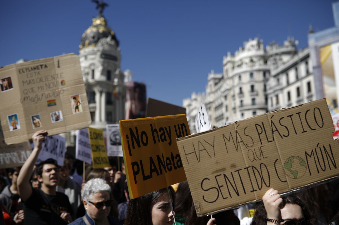 Cientos de jóvenes se han concentrado en la madrileña Puerta del Sol en la protesta convocada en la capital para sumarse la huelga mundial estudiantil por el cambio climático. 