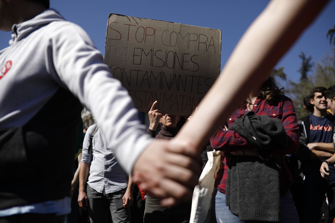 Cientos de jóvenes se han concentrado en la madrileña Puerta del Sol en la protesta convocada en la capital para sumarse la huelga mundial estudiantil por el cambio climático. 