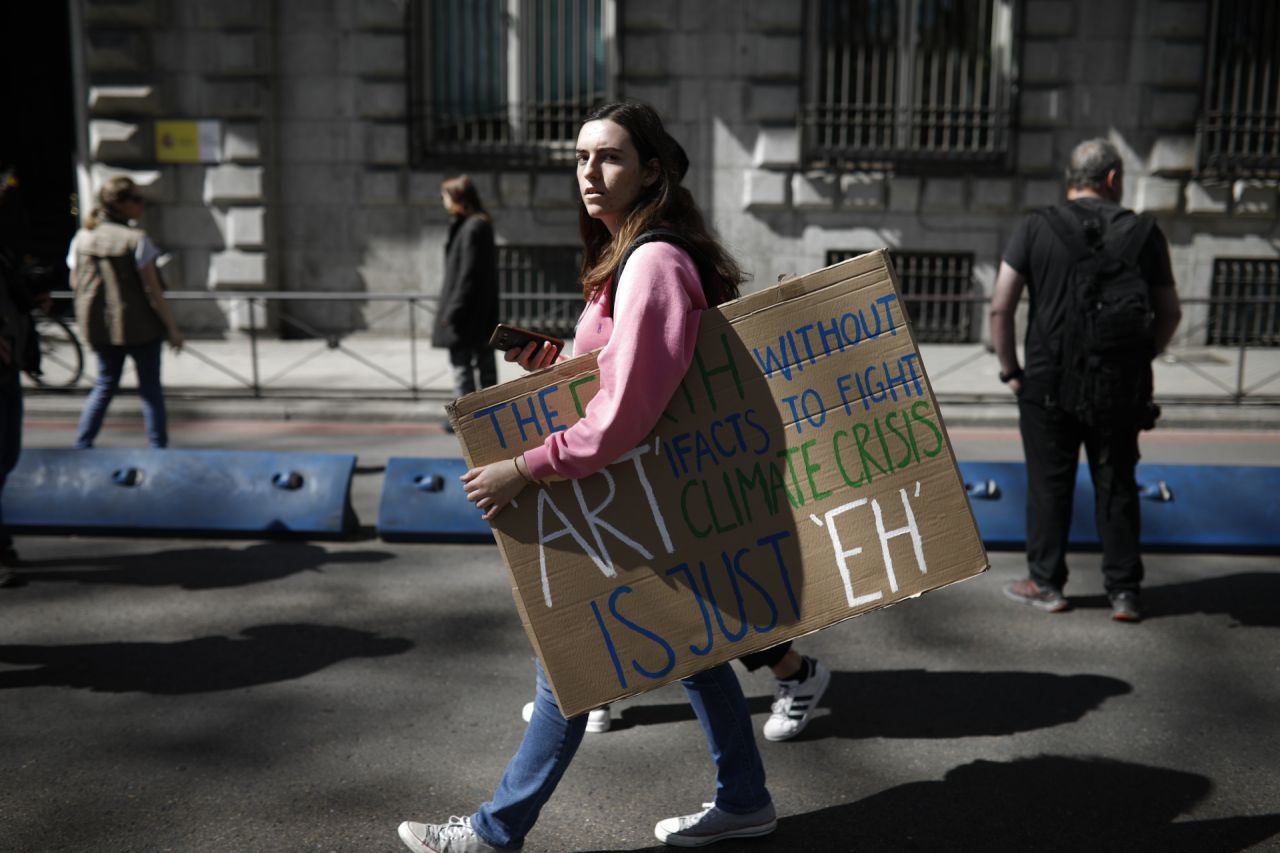 Cientos de jóvenes se han concentrado en la madrileña Puerta del Sol en la protesta convocada en la capital para sumarse la huelga mundial estudiantil por el cambio climático. 