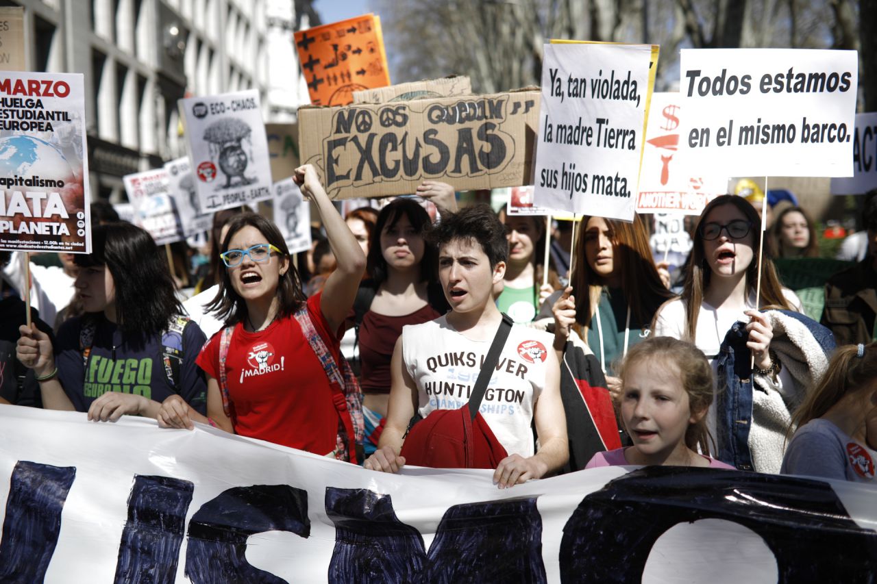Cientos de jóvenes se han concentrado en la madrileña Puerta del Sol en la protesta convocada en la capital para sumarse la huelga mundial estudiantil por el cambio climático. 