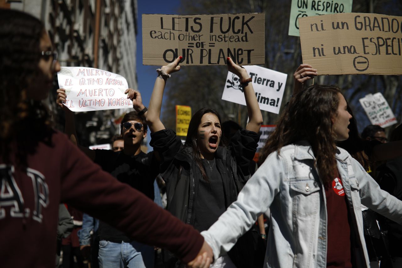 Cientos de jóvenes se han concentrado en la madrileña Puerta del Sol en la protesta convocada en la capital para sumarse la huelga mundial estudiantil por el cambio climático. 
