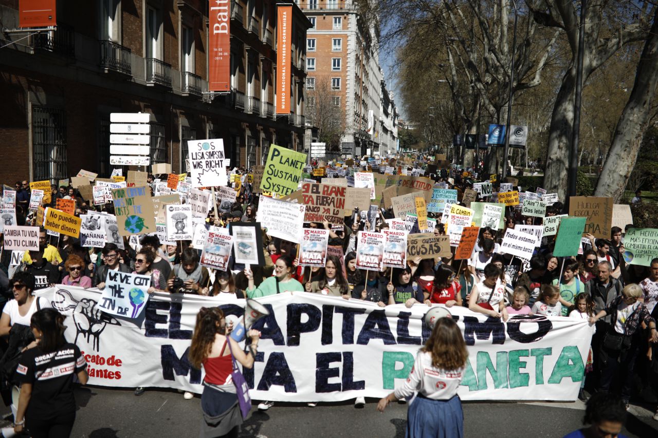 Cientos de jóvenes se han concentrado en la madrileña Puerta del Sol en la protesta convocada en la capital para sumarse la huelga mundial estudiantil por el cambio climático. 