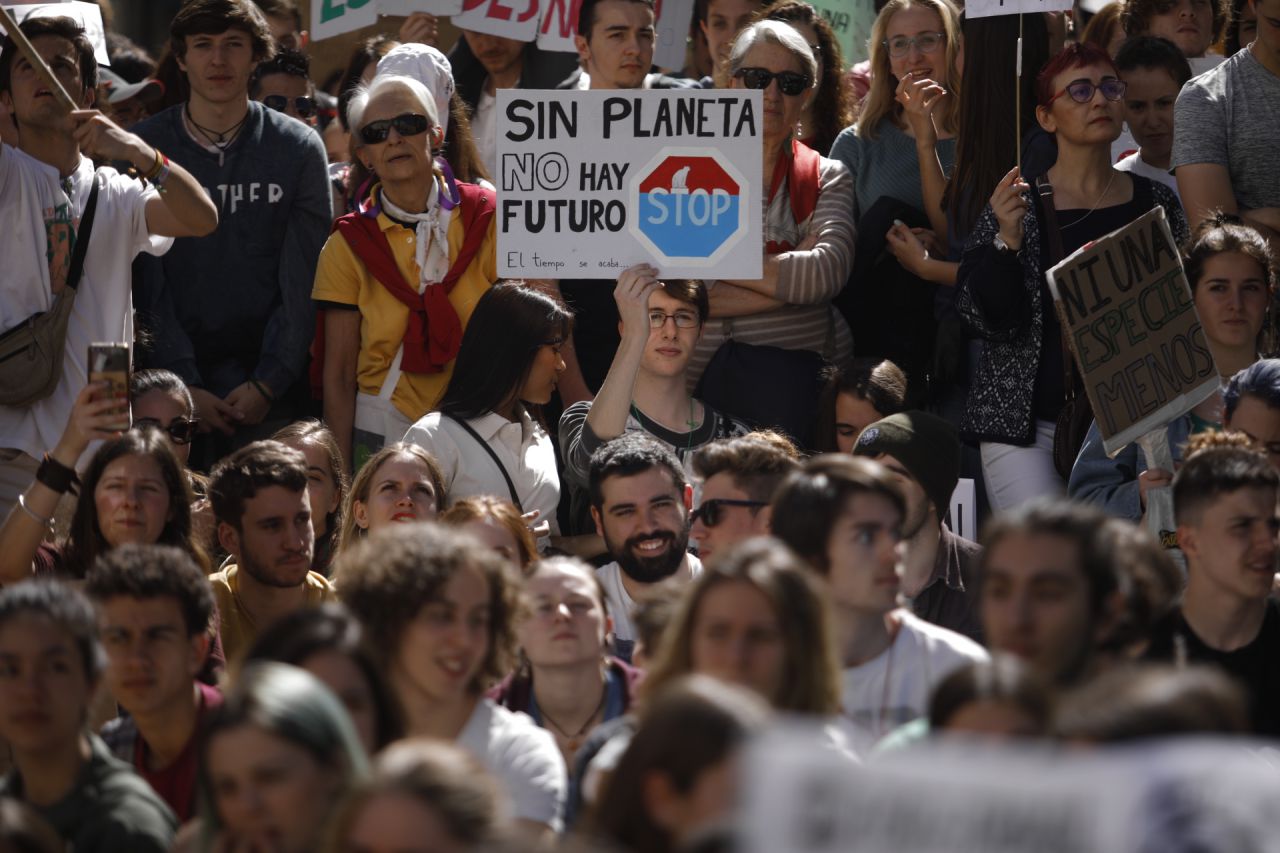 Cientos de jóvenes se han concentrado en la madrileña Puerta del Sol en la protesta convocada en la capital para sumarse la huelga mundial estudiantil por el cambio climático. 