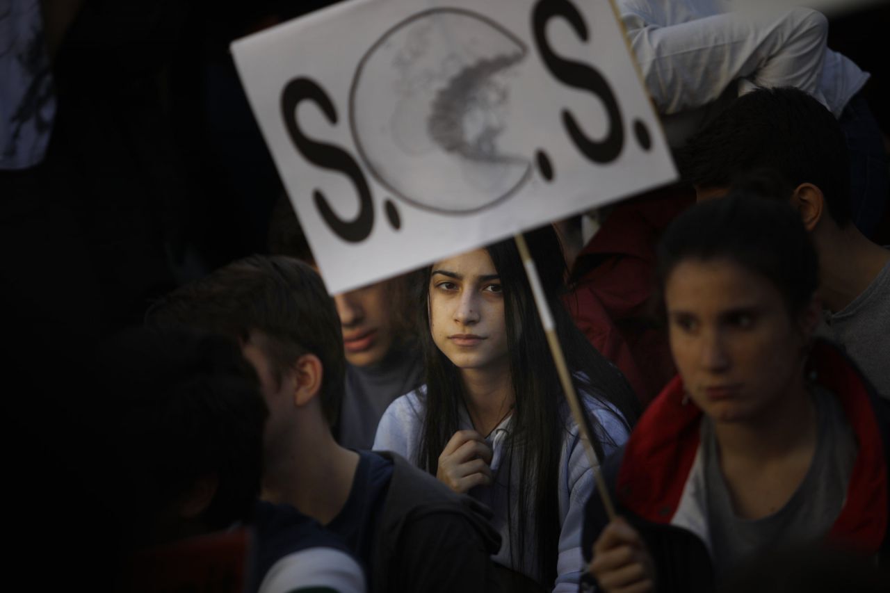 Cientos de jóvenes se han concentrado en la madrileña Puerta del Sol en la protesta convocada en la capital para sumarse la huelga mundial estudiantil por el cambio climático. 