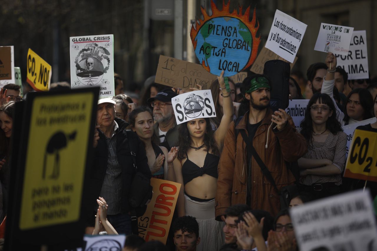 Cientos de jóvenes se han concentrado en la madrileña Puerta del Sol en la protesta convocada en la capital para sumarse la huelga mundial estudiantil por el cambio climático. 