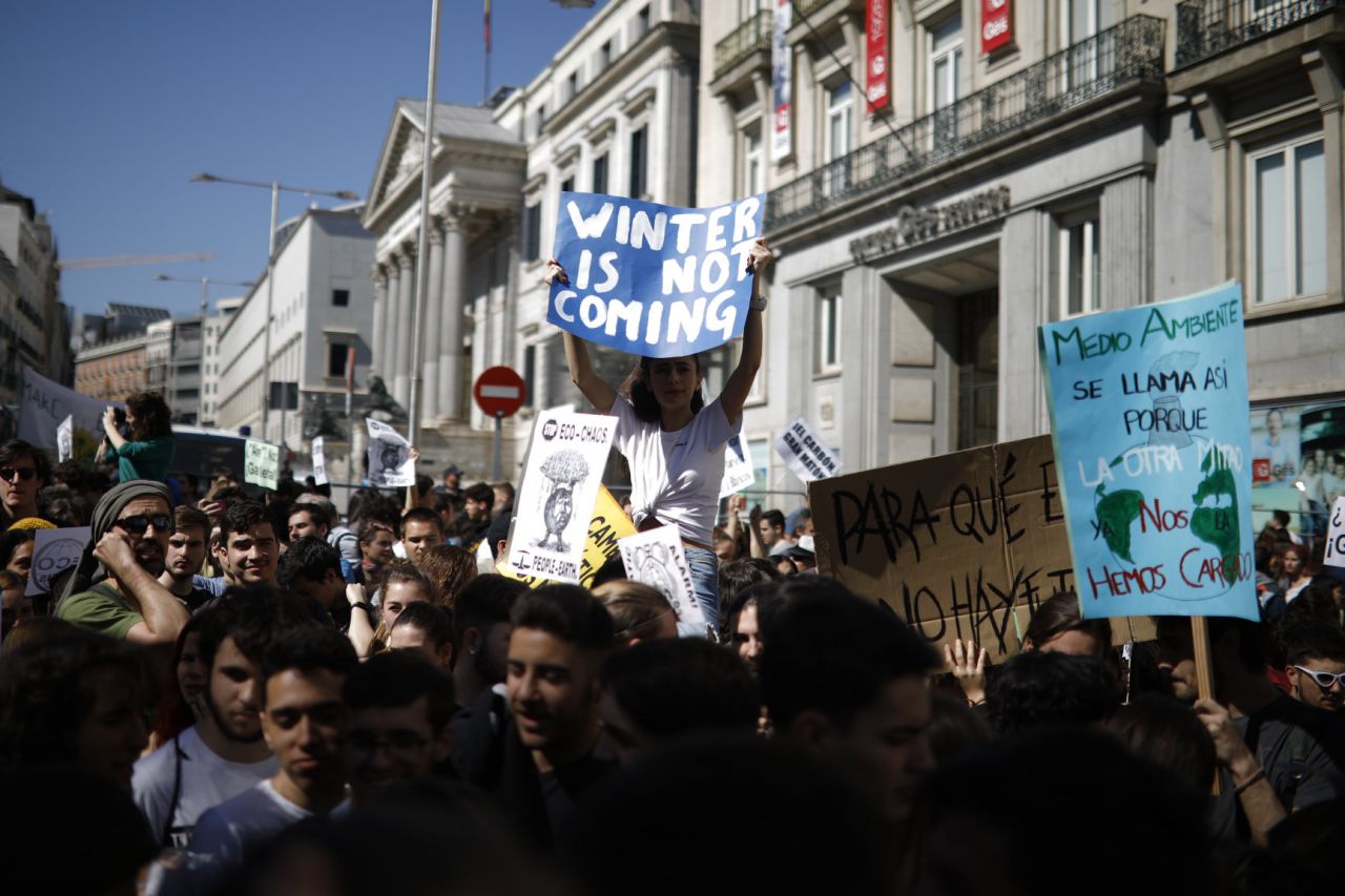Cientos de jóvenes se han concentrado en la madrileña Puerta del Sol en la protesta convocada en la capital para sumarse la huelga mundial estudiantil por el cambio climático. 