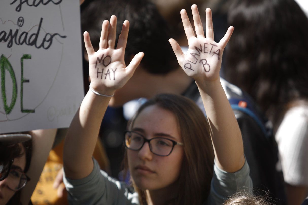 Cientos de jóvenes se han concentrado en la madrileña Puerta del Sol en la protesta convocada en la capital para sumarse la huelga mundial estudiantil por el cambio climático. 
