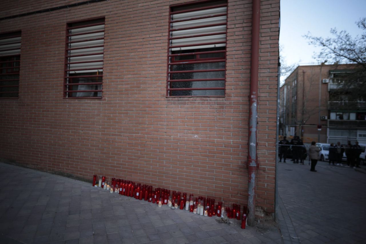 Velas y globos en recuerdo a Paco. 