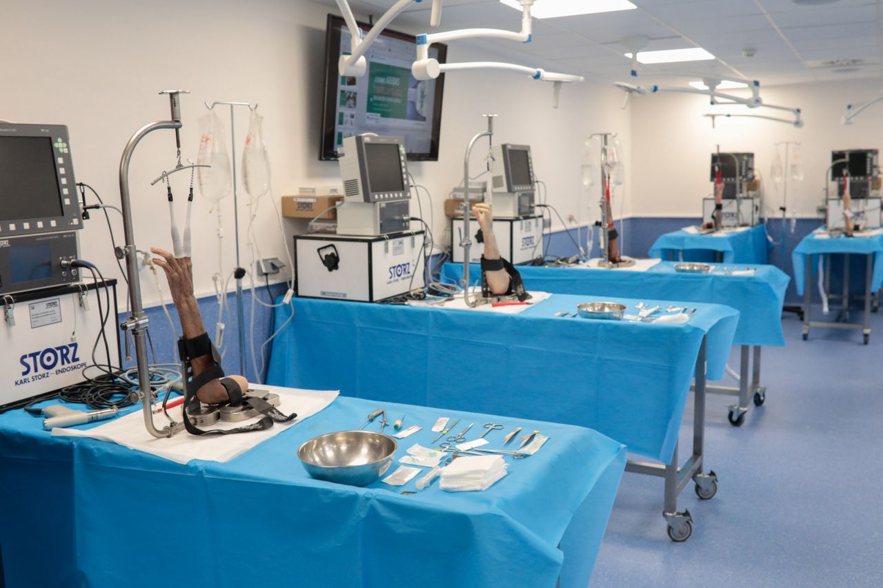 En la sala de escopia, los profesionales manipulan los restos cadavéricos. 