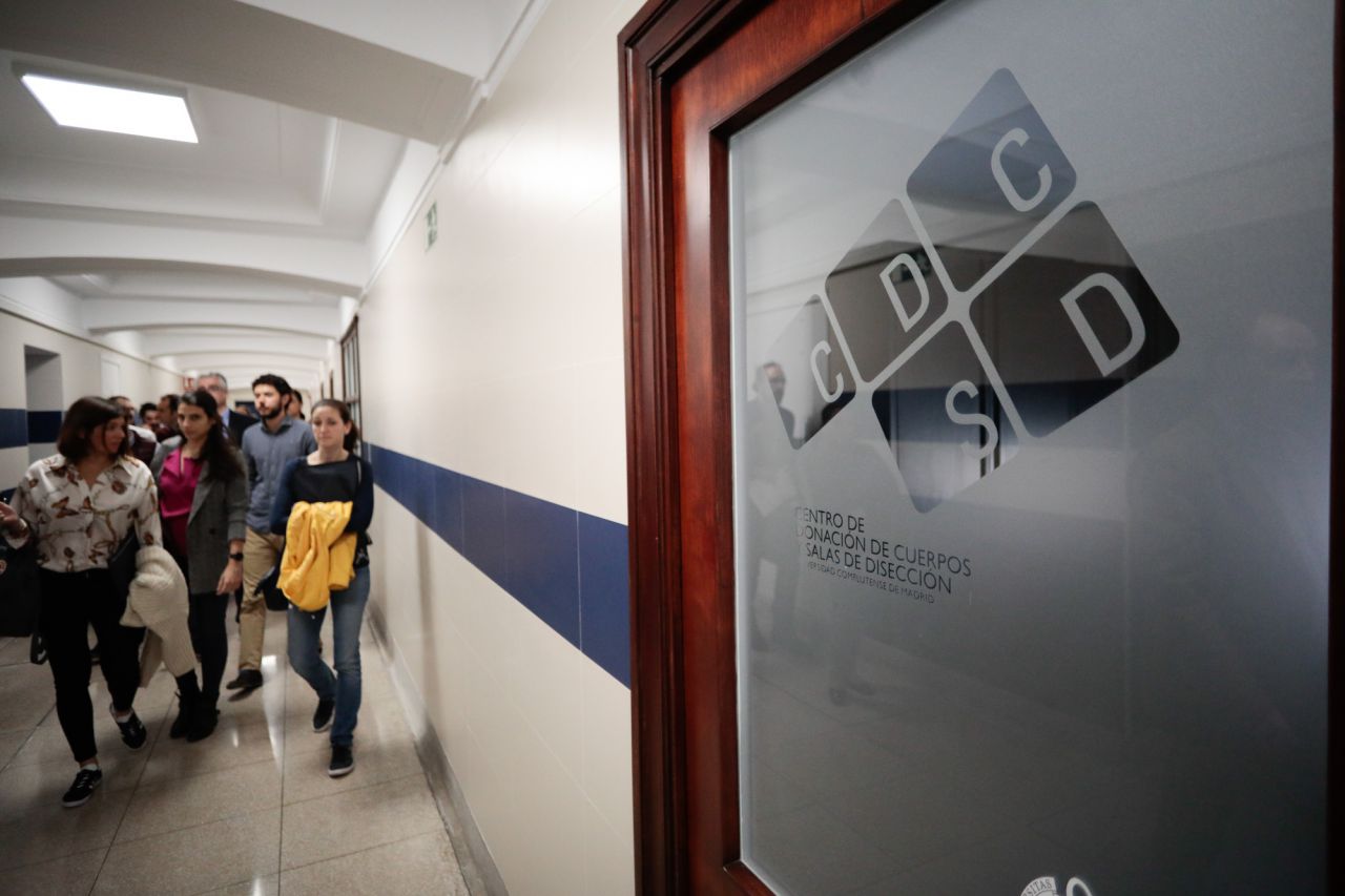 Más de 2.500 alumnos de una decena de facultades de la Complutense hacen prácticas en el Centro de Donación de Cuerpos cada año. 